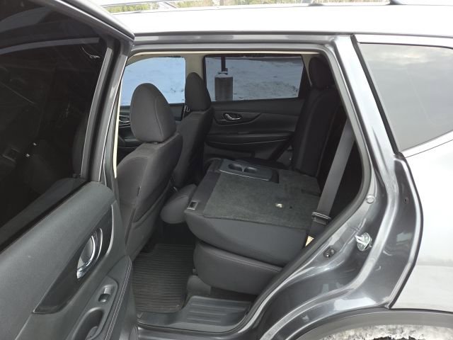 Used 2017 Nissan Rogue SV image 41