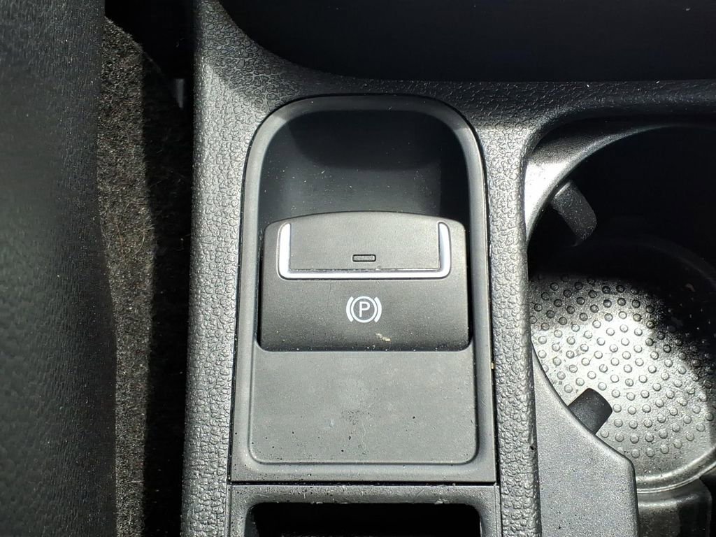 Used 2017 Volkswagen Tiguan S image 17