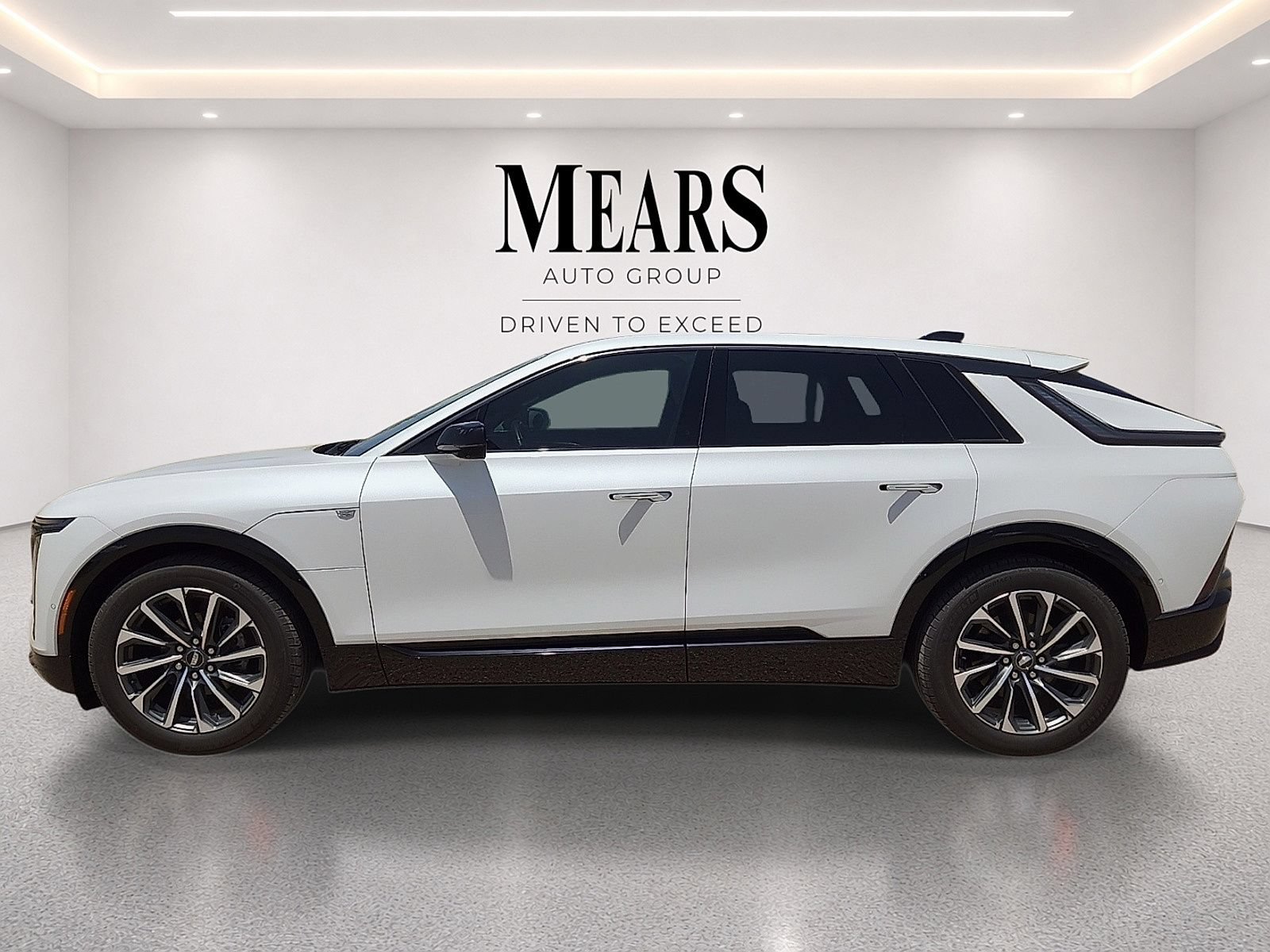 Used 2024 Cadillac Lyriq Sport AWD/4WD image 2