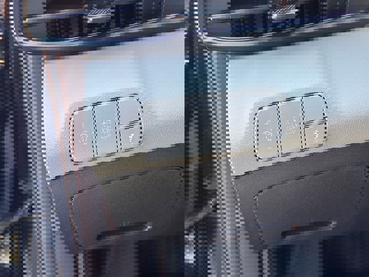 Certified 2025 Hyundai Elantra Limited image 28