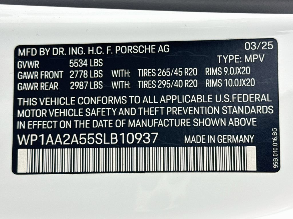 Certified 2025 Porsche Macan AWD/4WD image 34
