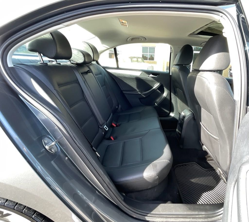 Used 2017 Volkswagen Jetta SE image 32