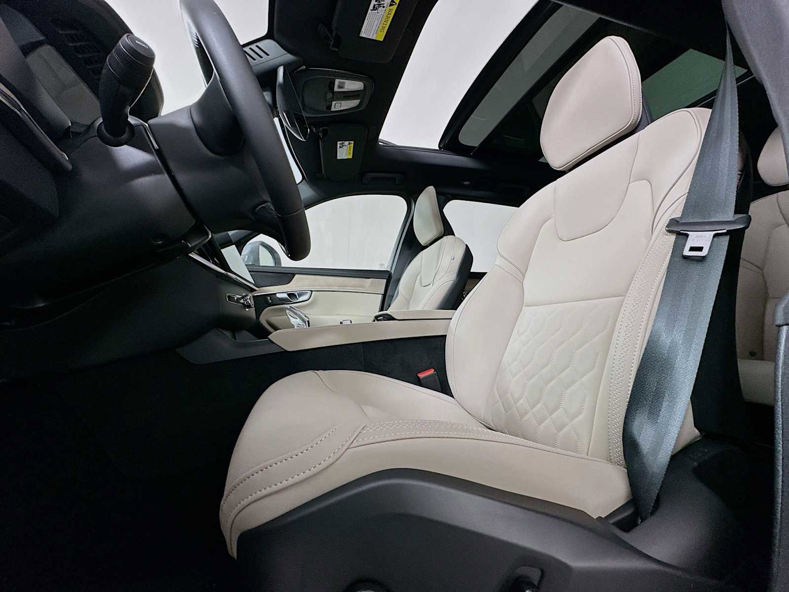 New 2026 Volvo XC90 B5 Plus w/ Protection Package Premier AWD/4WD image 18