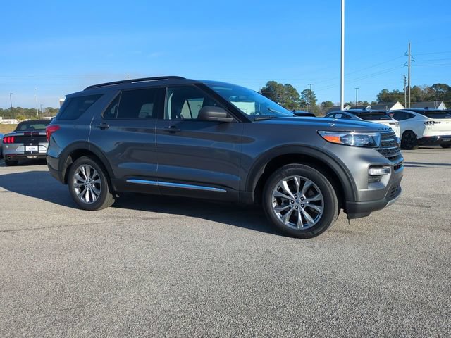 Used 2022 Ford Explorer XLT w/ Equipment Group 202A AWD/4WD image 2