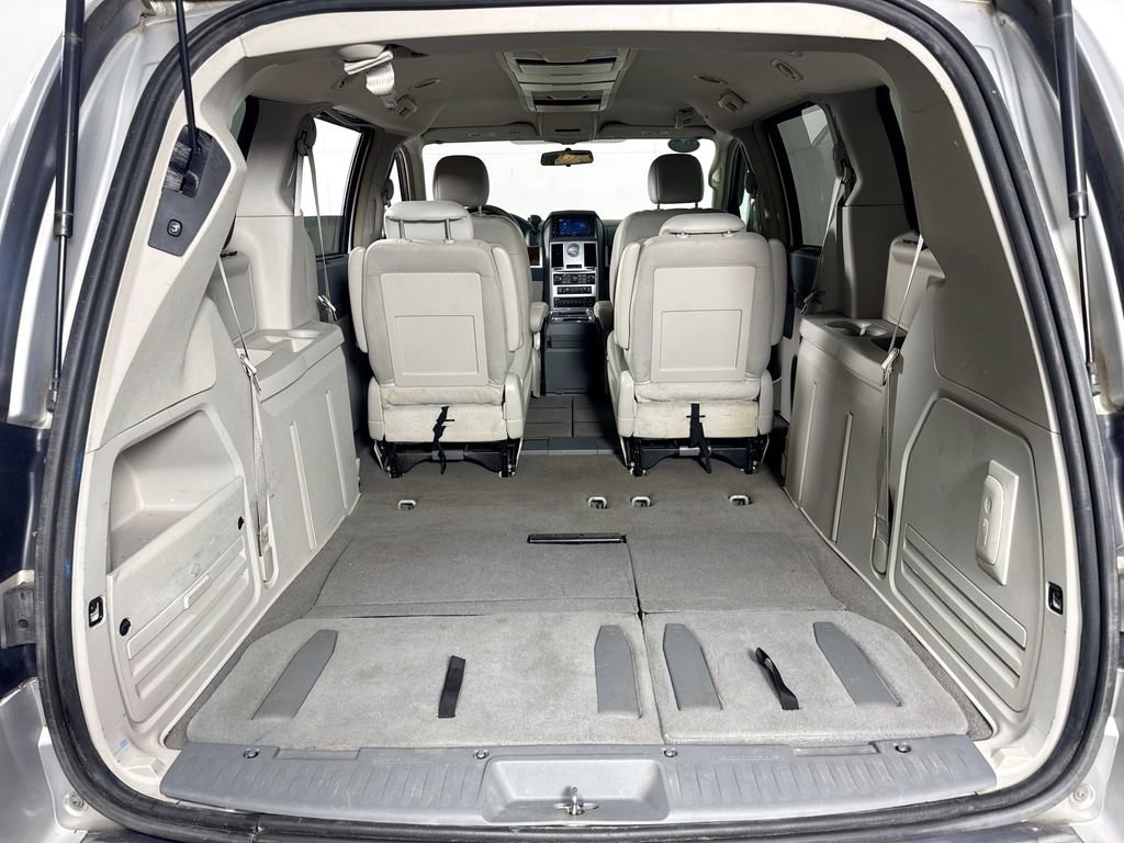 Used 2009 Chrysler Town & Country Touring image 28