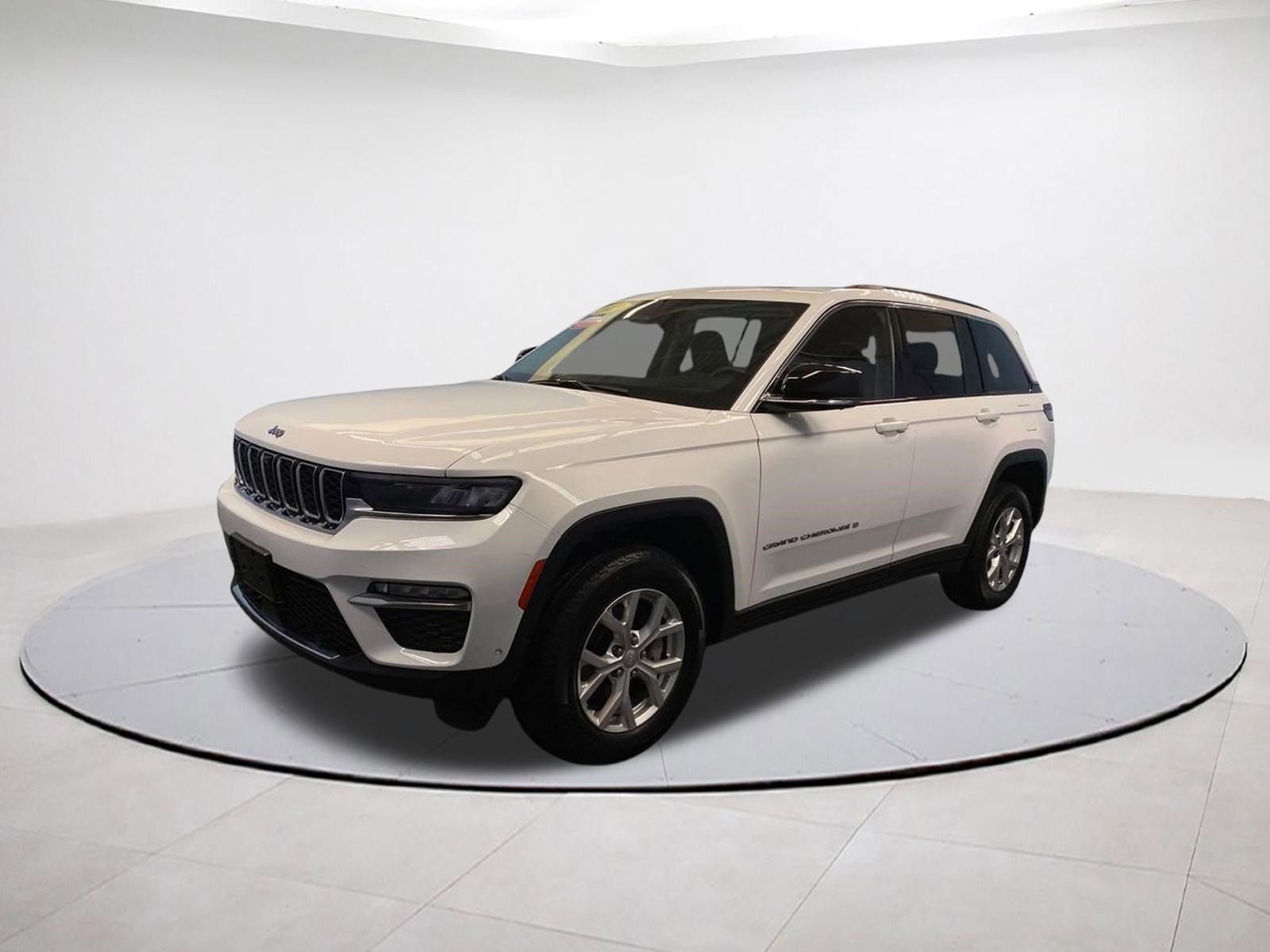 Used 2023 Jeep Grand Cherokee Limited w/ Luxury Tech Group II AWD/4WD image 3