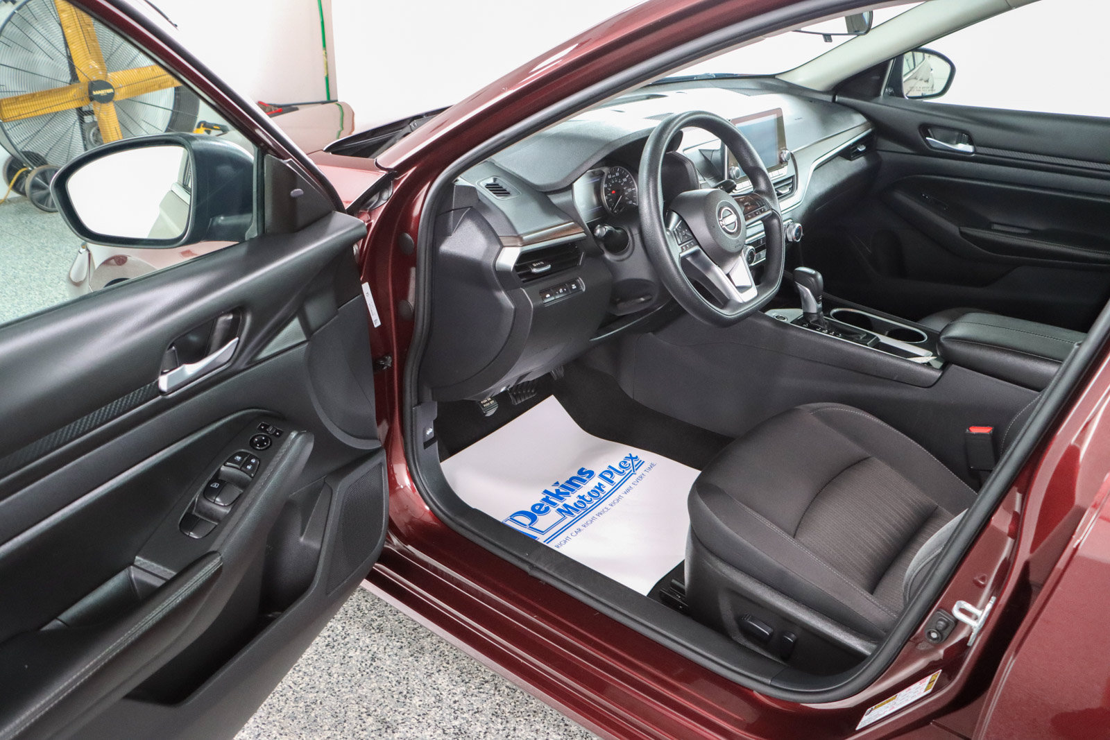 Used 2024 Nissan Altima 2.5 SV FWD image 3