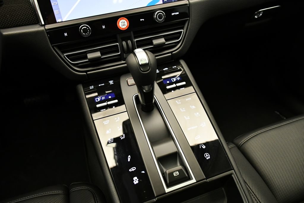 Certified 2026 Porsche Macan Turbo AWD/4WD image 32