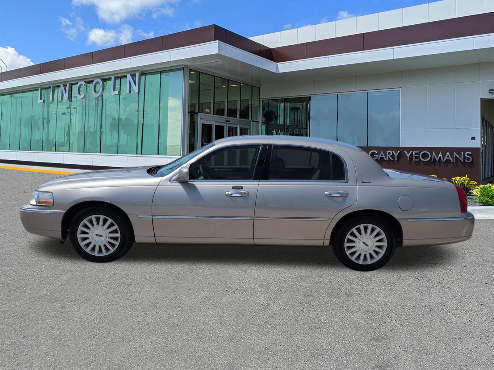 Used 2003 Lincoln Town Car Executive RWD image 8