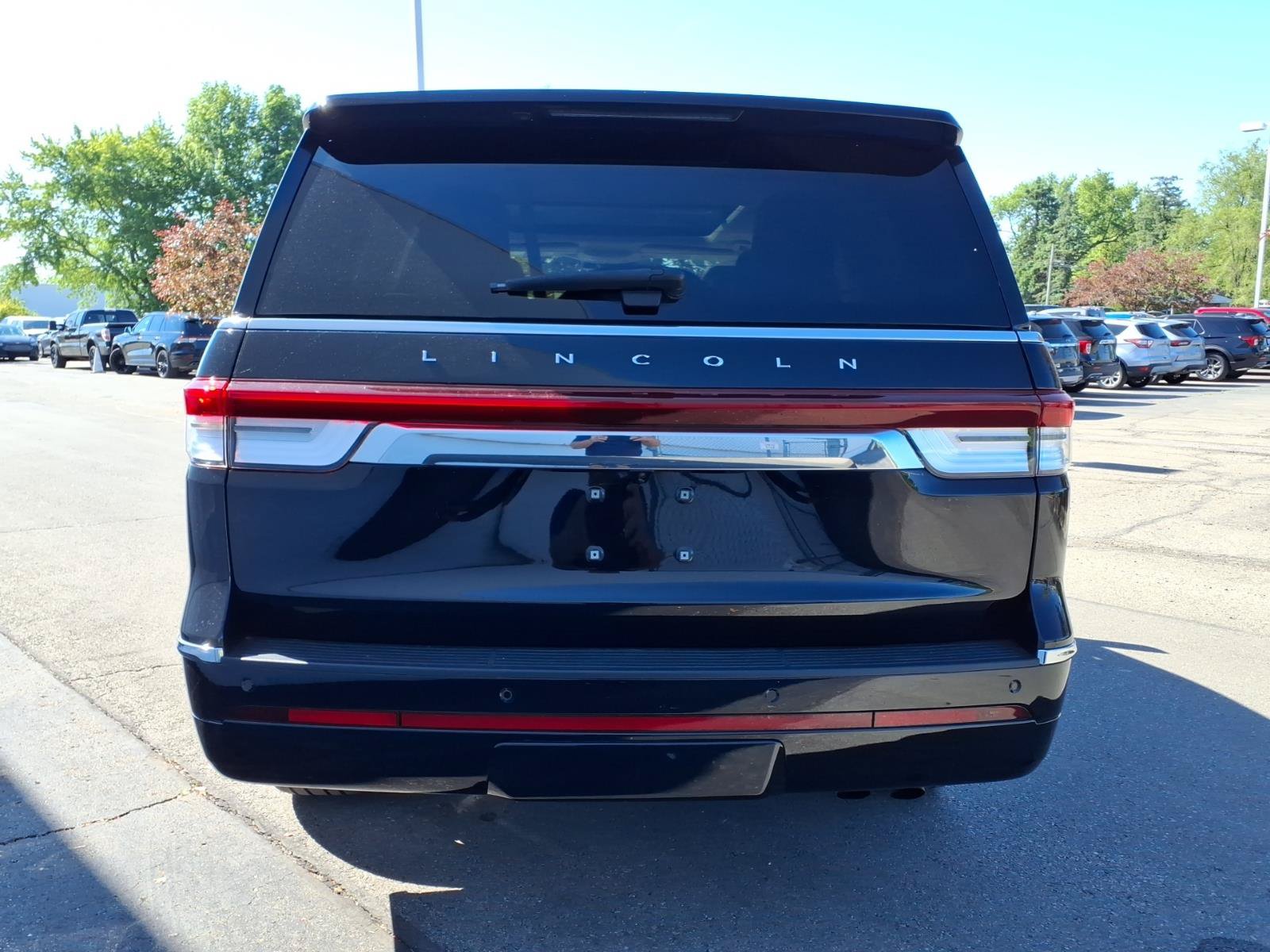 Certified 2024 Lincoln Navigator Reserve AWD/4WD image 10
