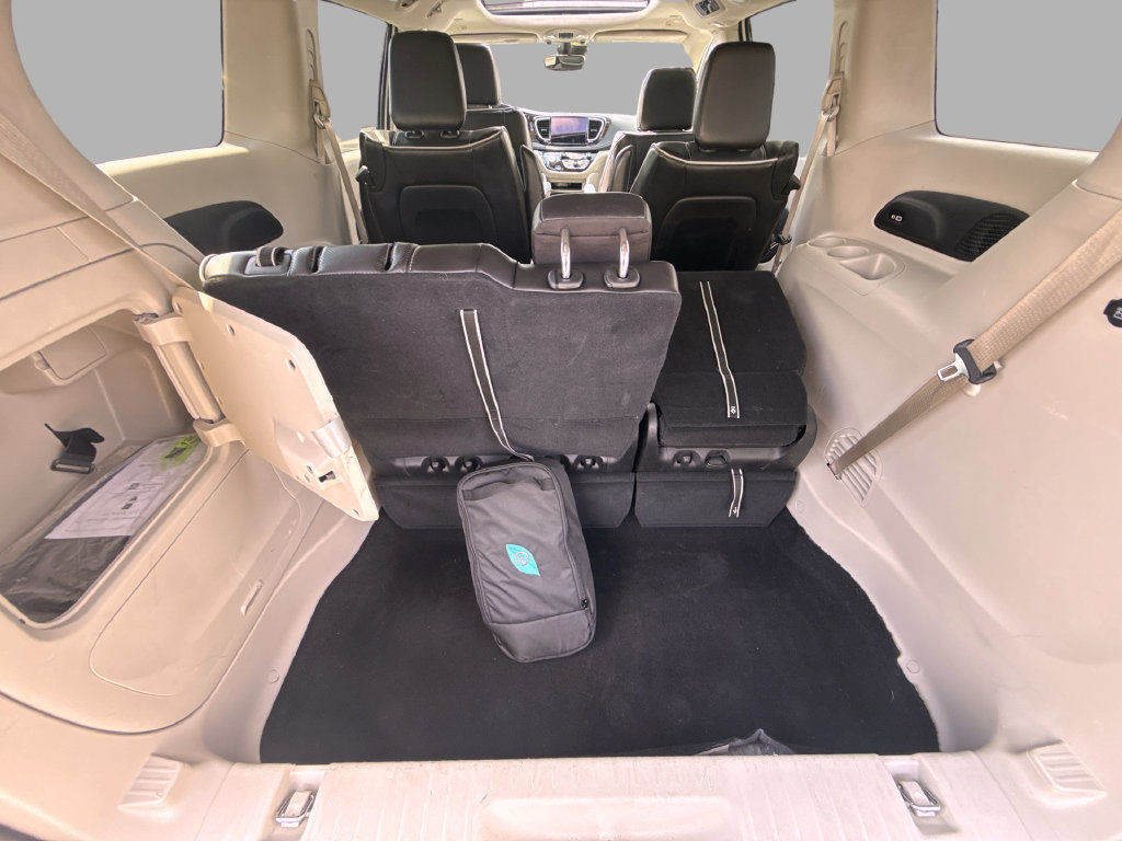 Used 2023 Chrysler Pacifica Limited FWD image 10