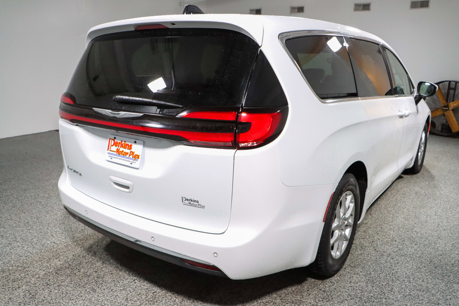 Used 2023 Chrysler Pacifica Touring-L image 7