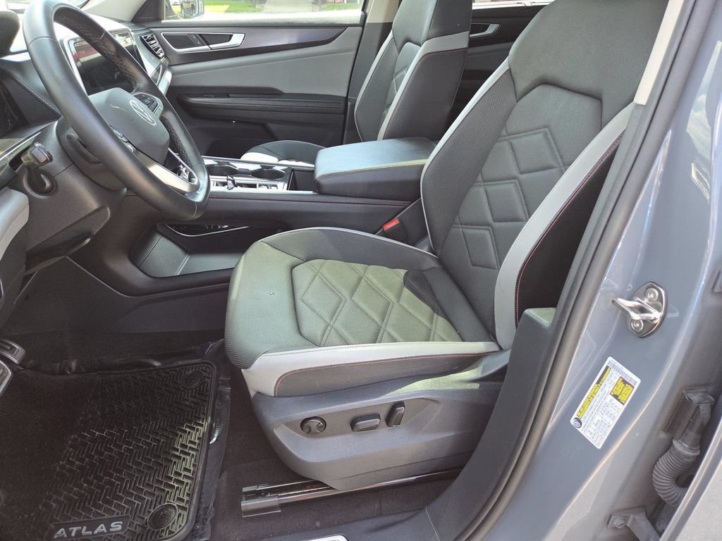 Used 2024 Volkswagen Atlas Peak Edition SE AWD/4WD image 22
