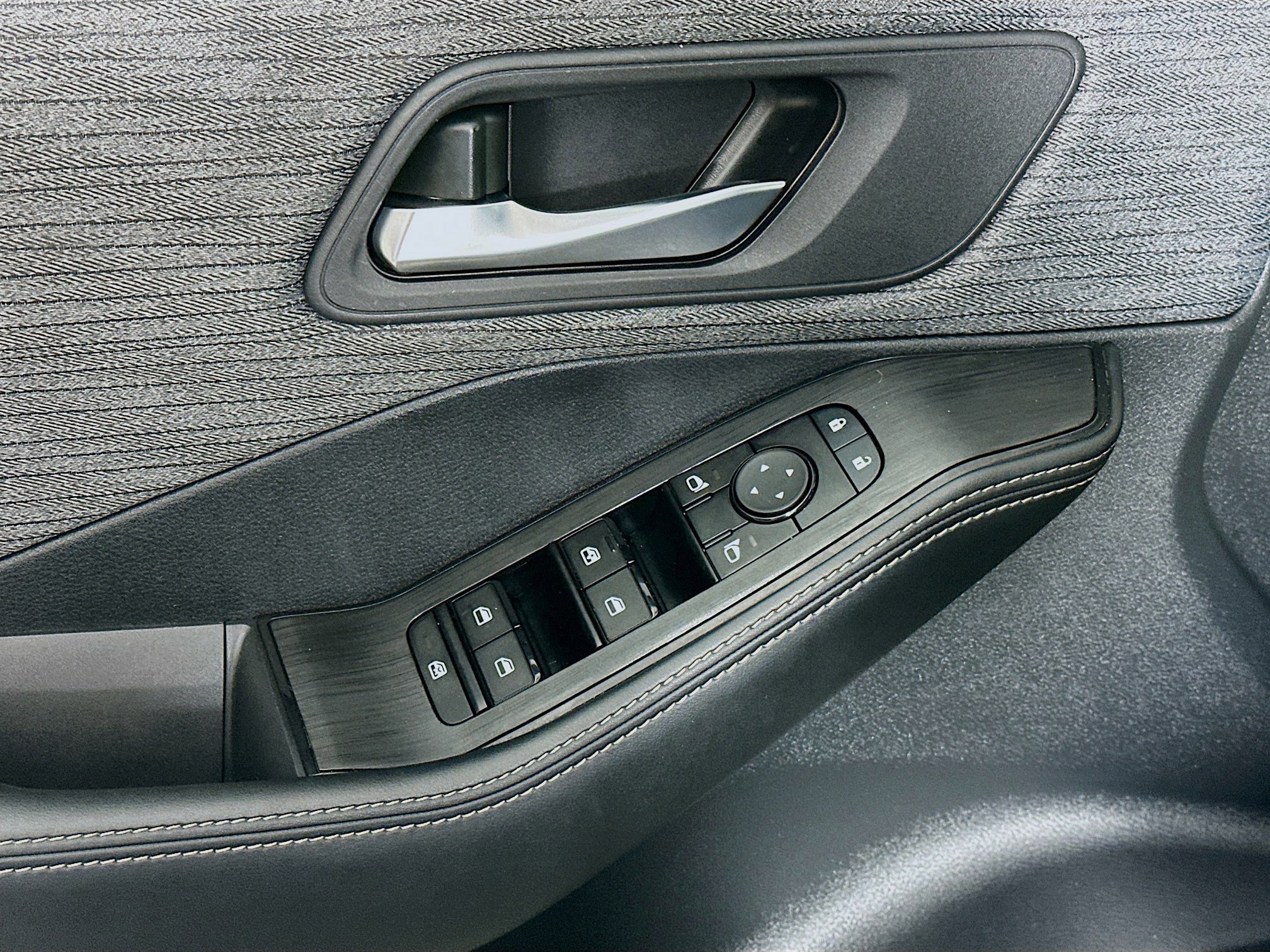 Used 2023 Nissan Rogue SV image 15