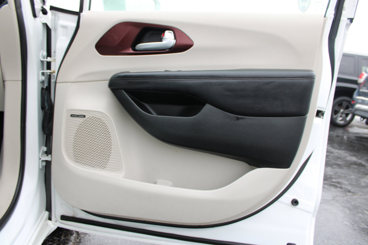 Used 2018 Chrysler Pacifica Limited image 45