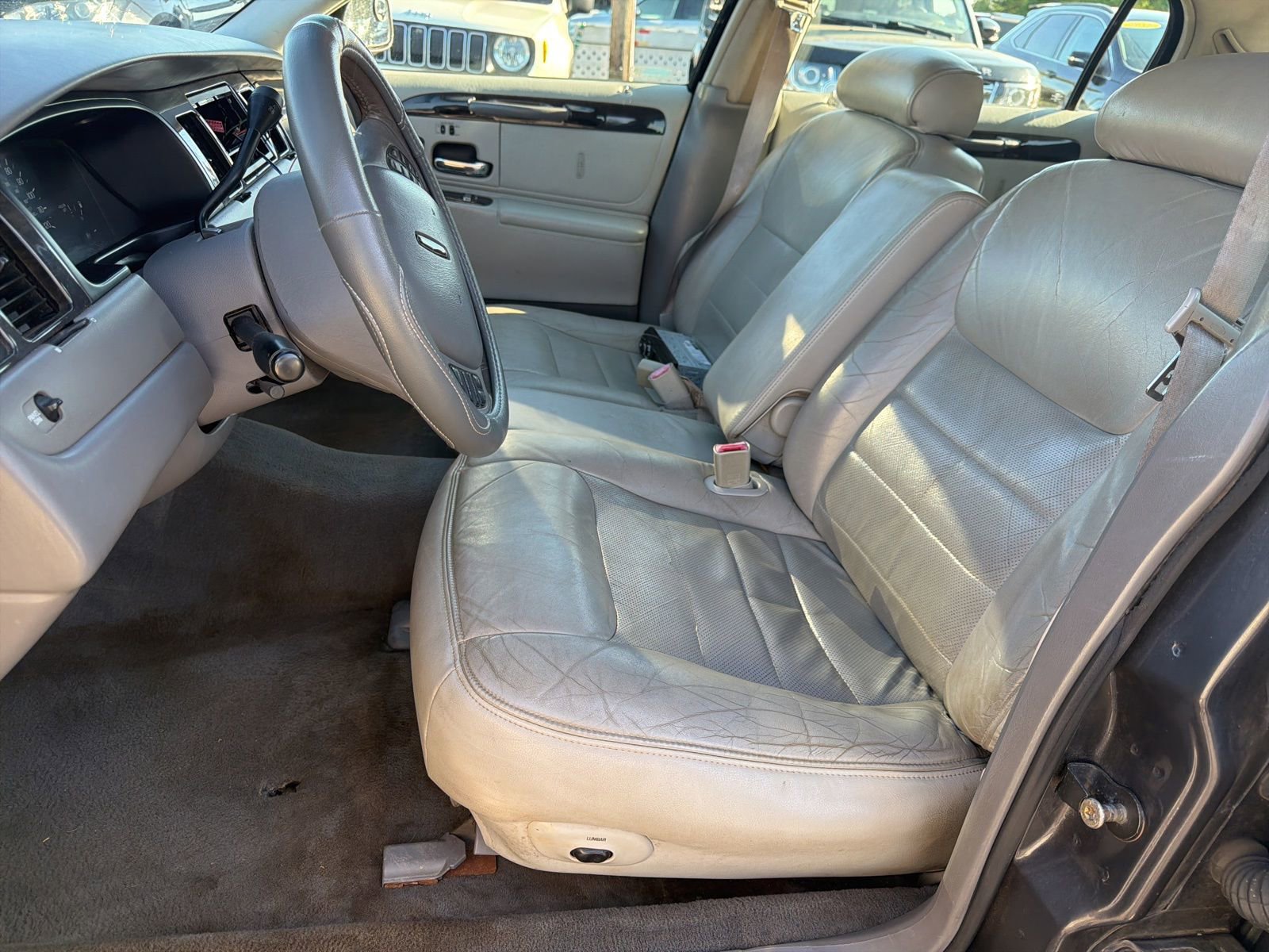 Used 1998 Lincoln Town Car Signature RWD image 7