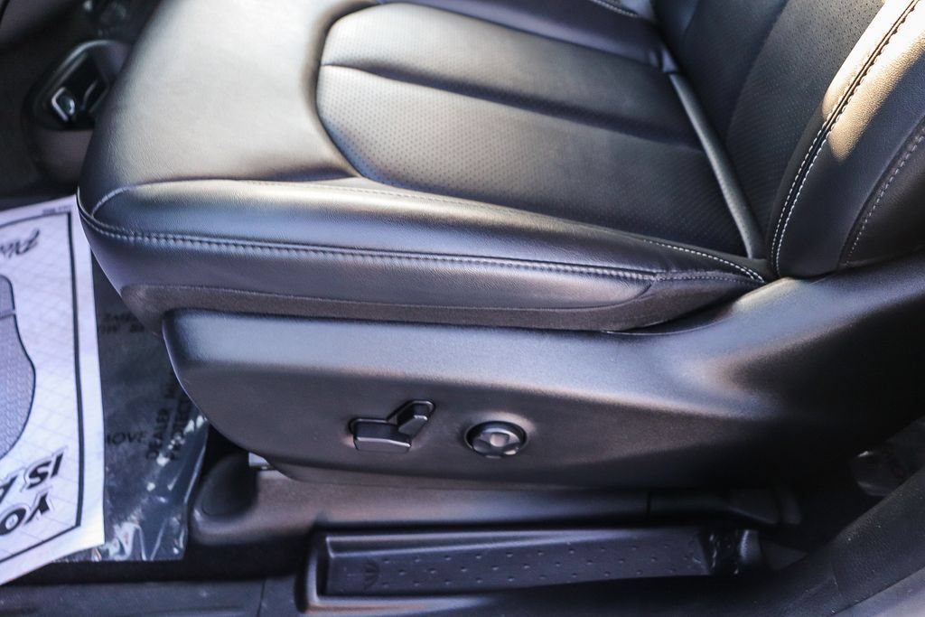 Used 2024 Chrysler Pacifica Limited FWD image 25