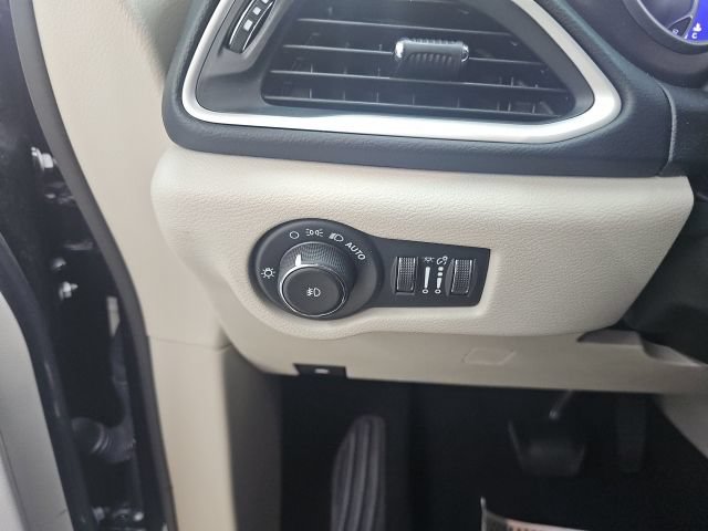 Used 2023 Chrysler Pacifica Touring-L FWD image 22