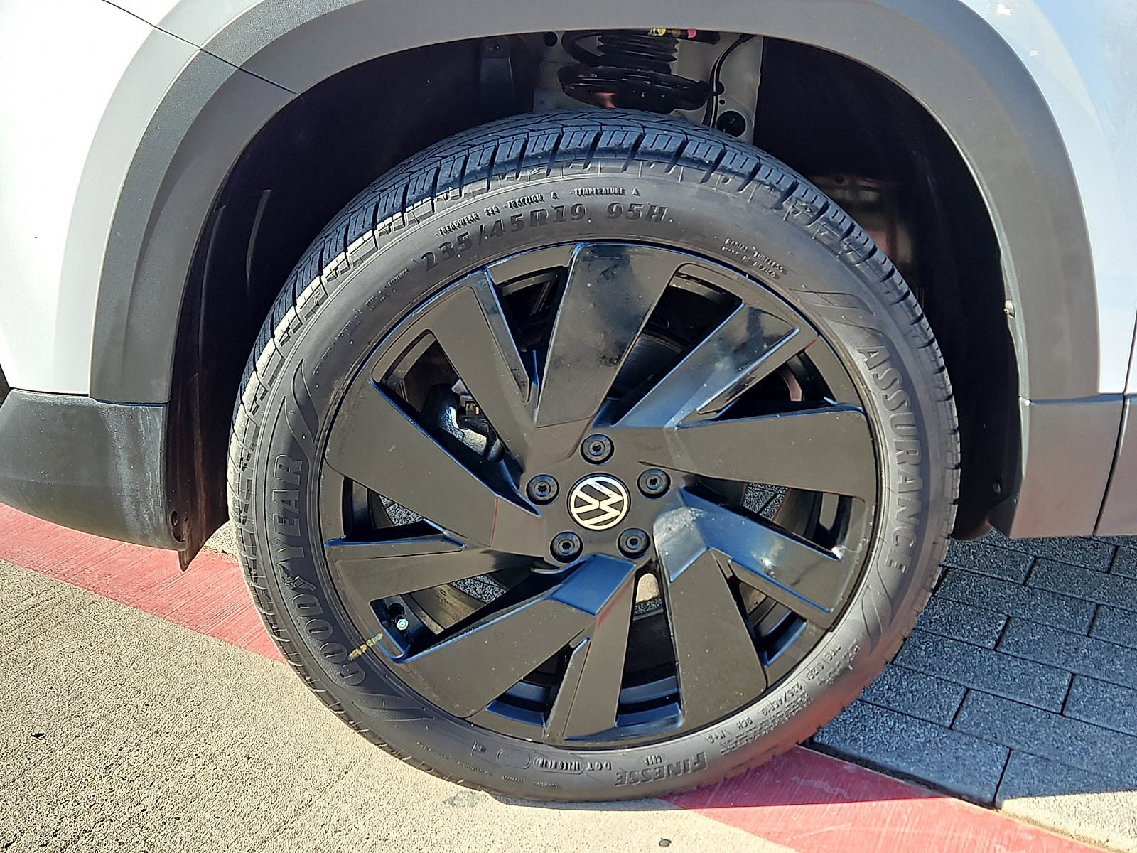 Certified 2024 Volkswagen Taos SE image 5