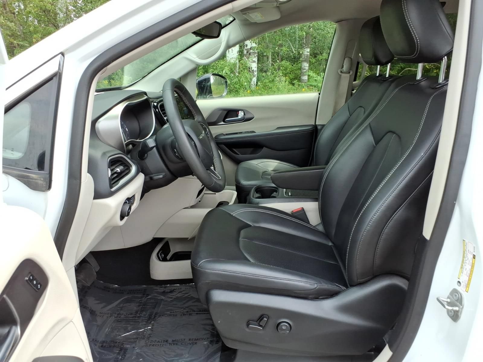 Used 2024 Chrysler Pacifica Touring-L FWD image 13