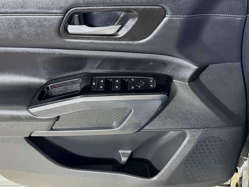 Used 2025 Nissan Pathfinder SL FWD image 16