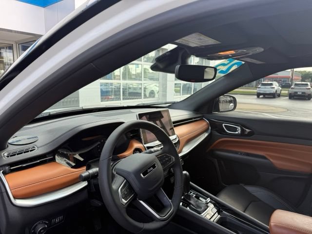 Used 2025 Jeep Compass Limited w/ Sun & Sound Group AWD/4WD image 7