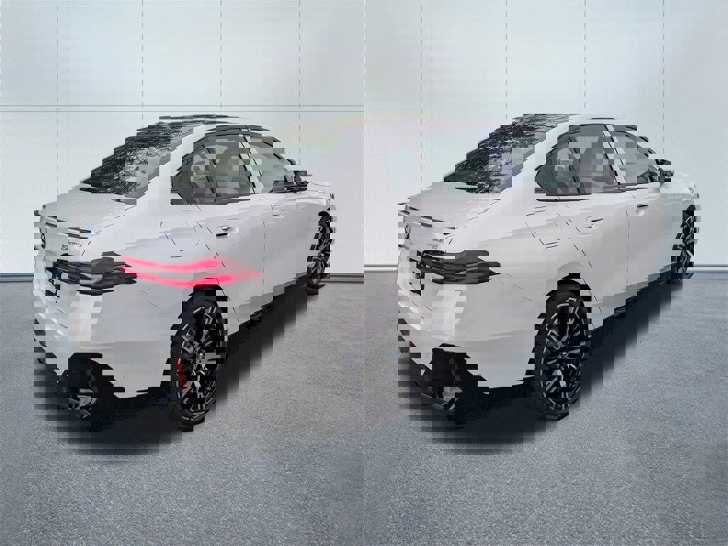 New 2026 BMW 550e xDrive w/ Premium Package image 3