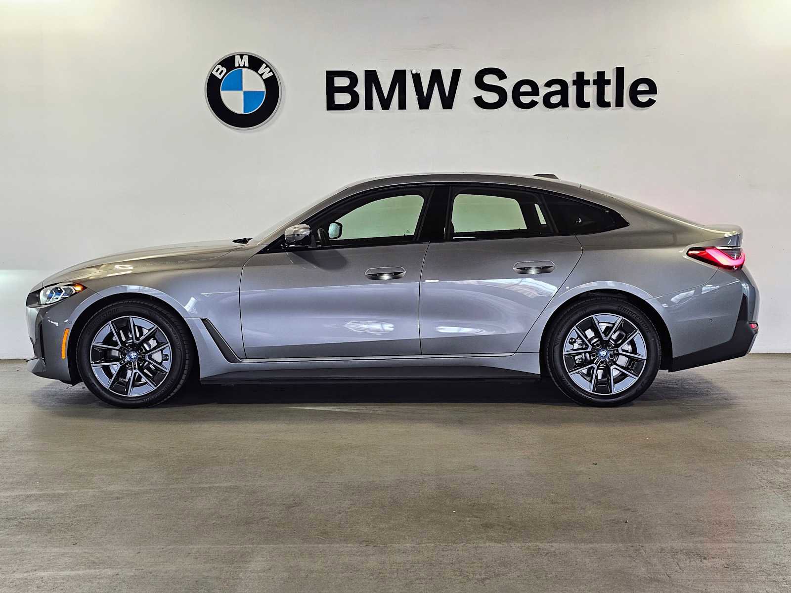 Used 2023 BMW i4 eDrive40 image 3