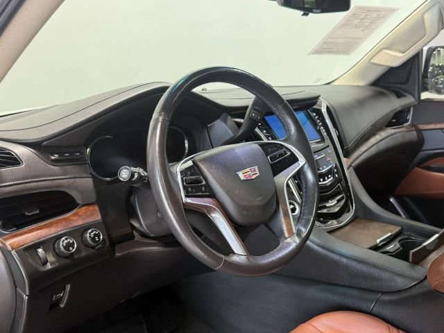 Used 2018 Cadillac Escalade Premium Luxury AWD/4WD image 13