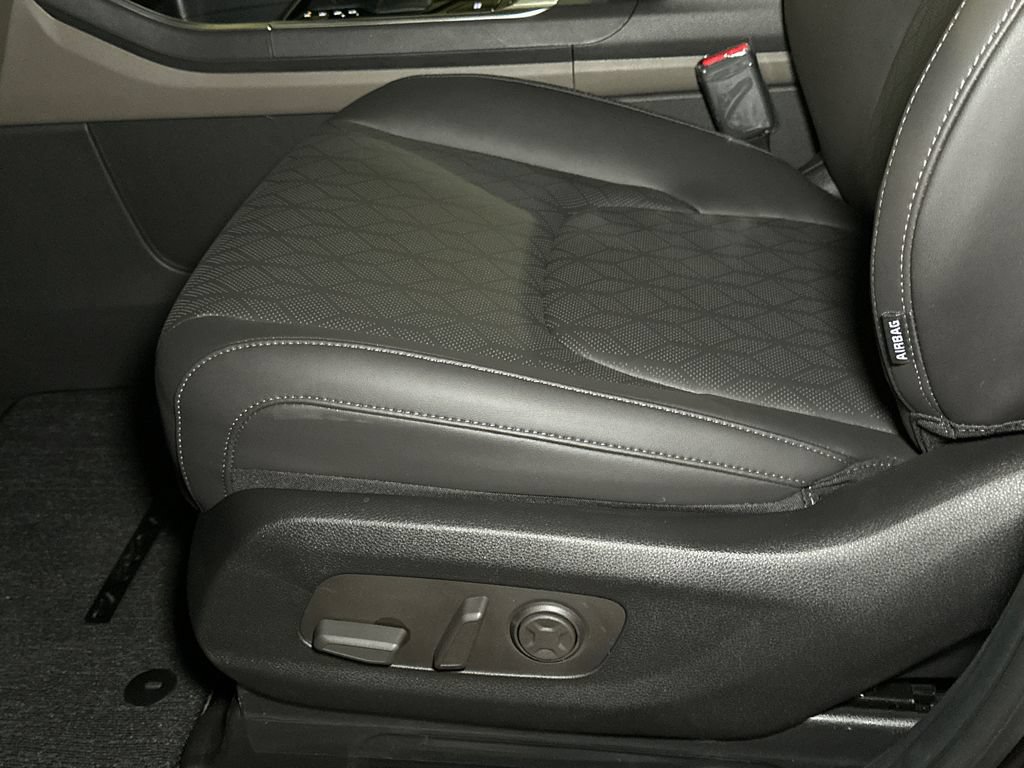 New 2026 Kia Carnival EX FWD image 16