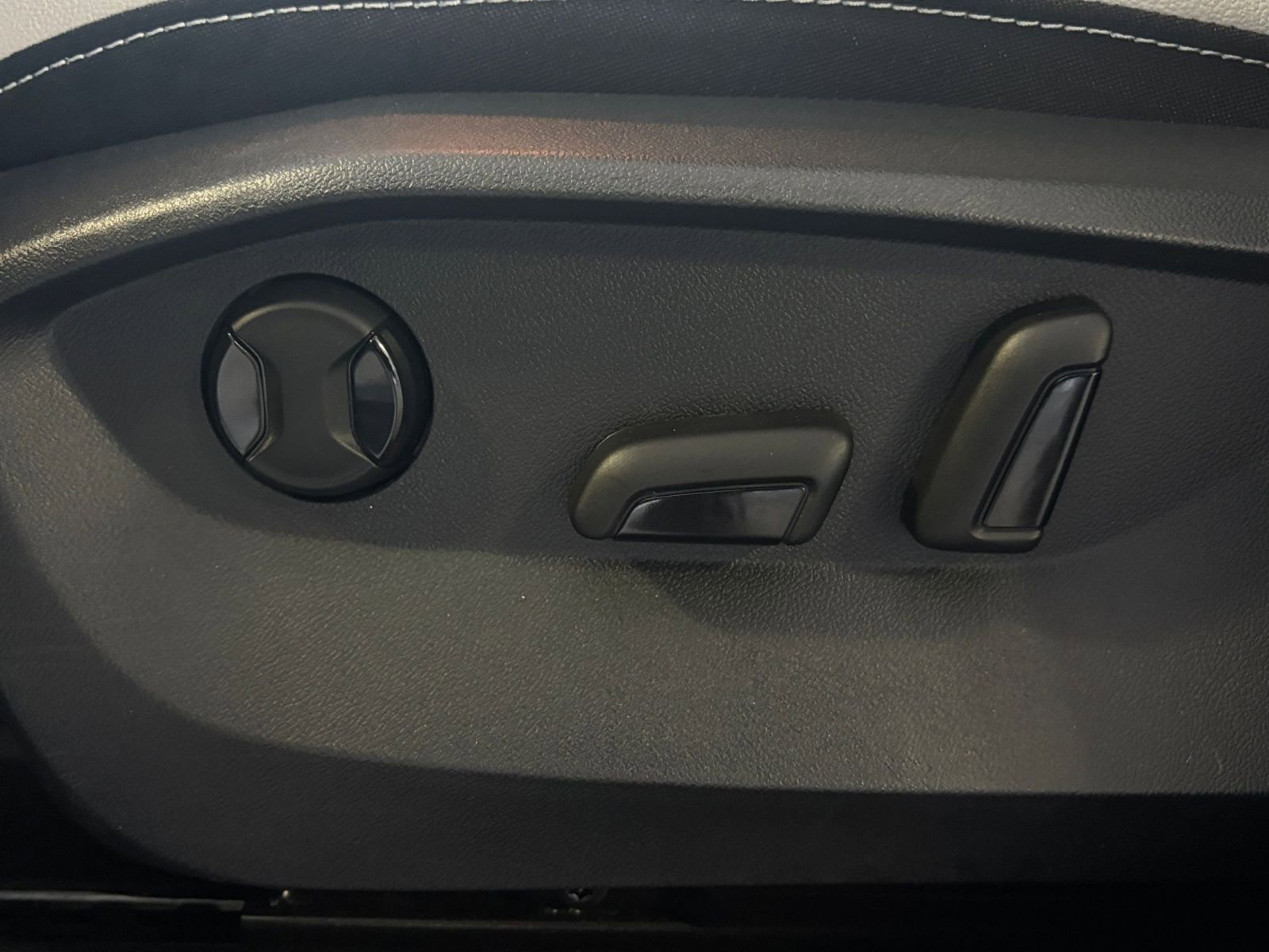 Used 2025 Volkswagen Taos SE image 29