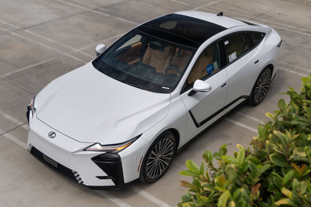 New 2026 Lexus ES 350e FWD image 2