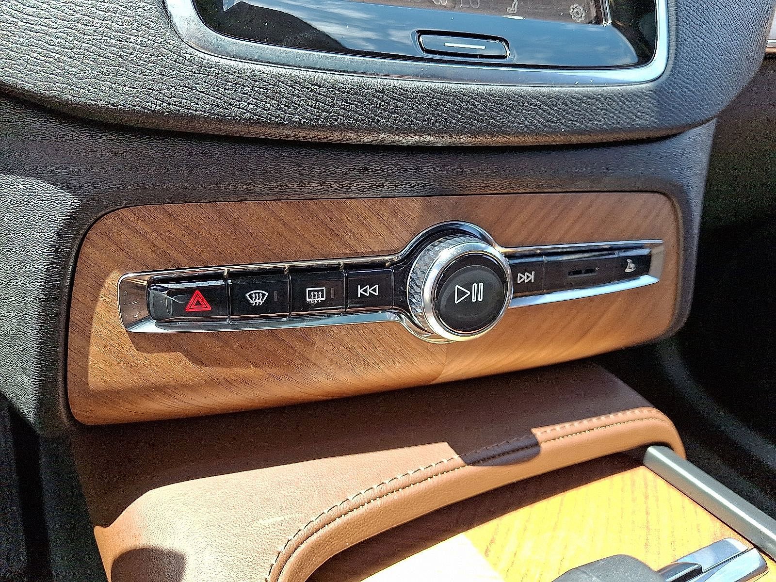 Used 2024 Volvo XC90 B6 Plus w/ Protection Package image 17