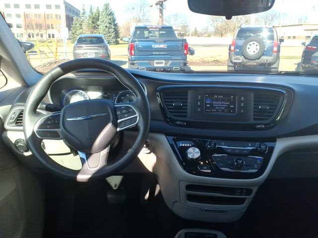 Used 2017 Chrysler Pacifica Touring image 11