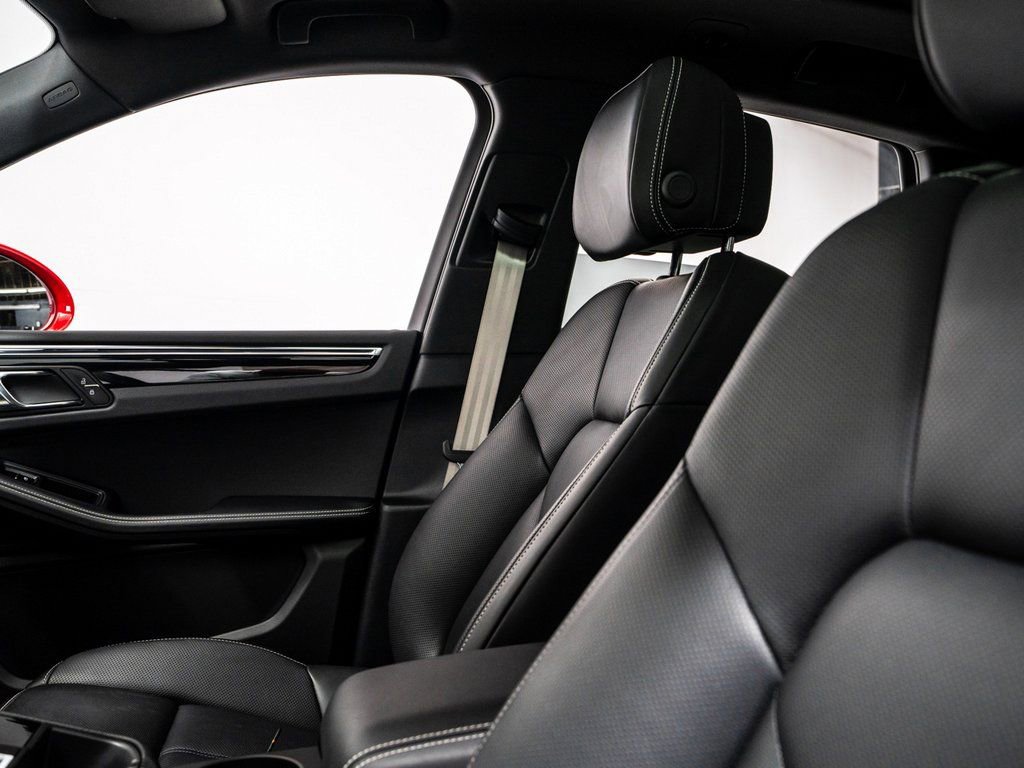 Certified 2025 Porsche Macan image 26