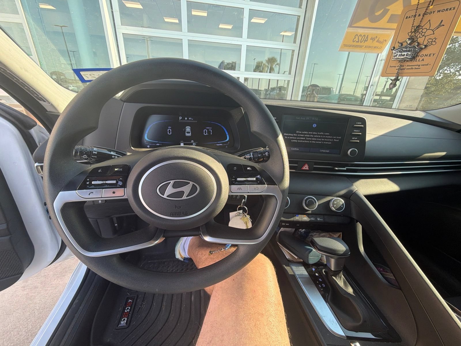 Certified 2025 Hyundai Elantra SE FWD image 11