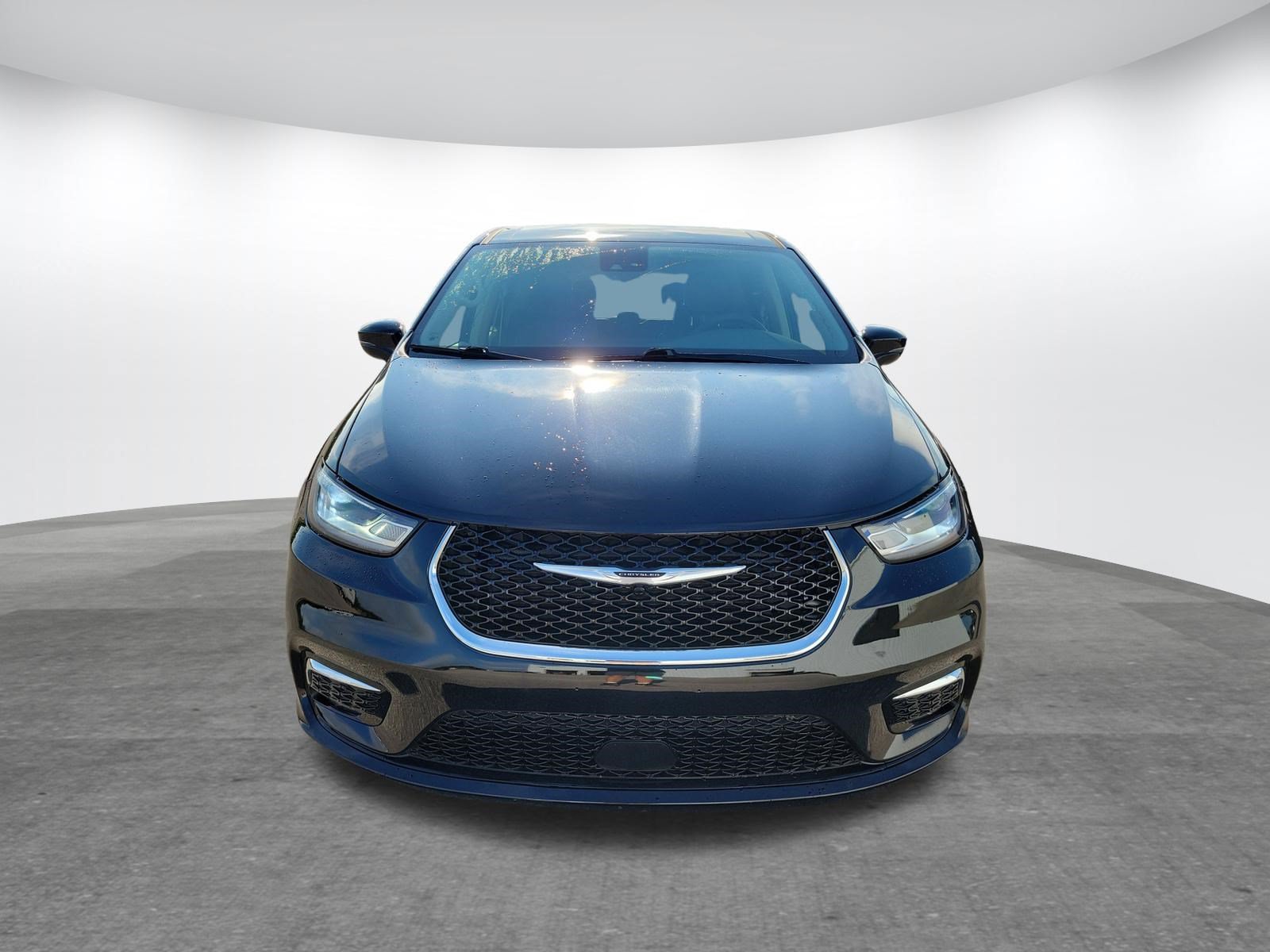 Used 2024 Chrysler Pacifica Touring-L FWD image 2