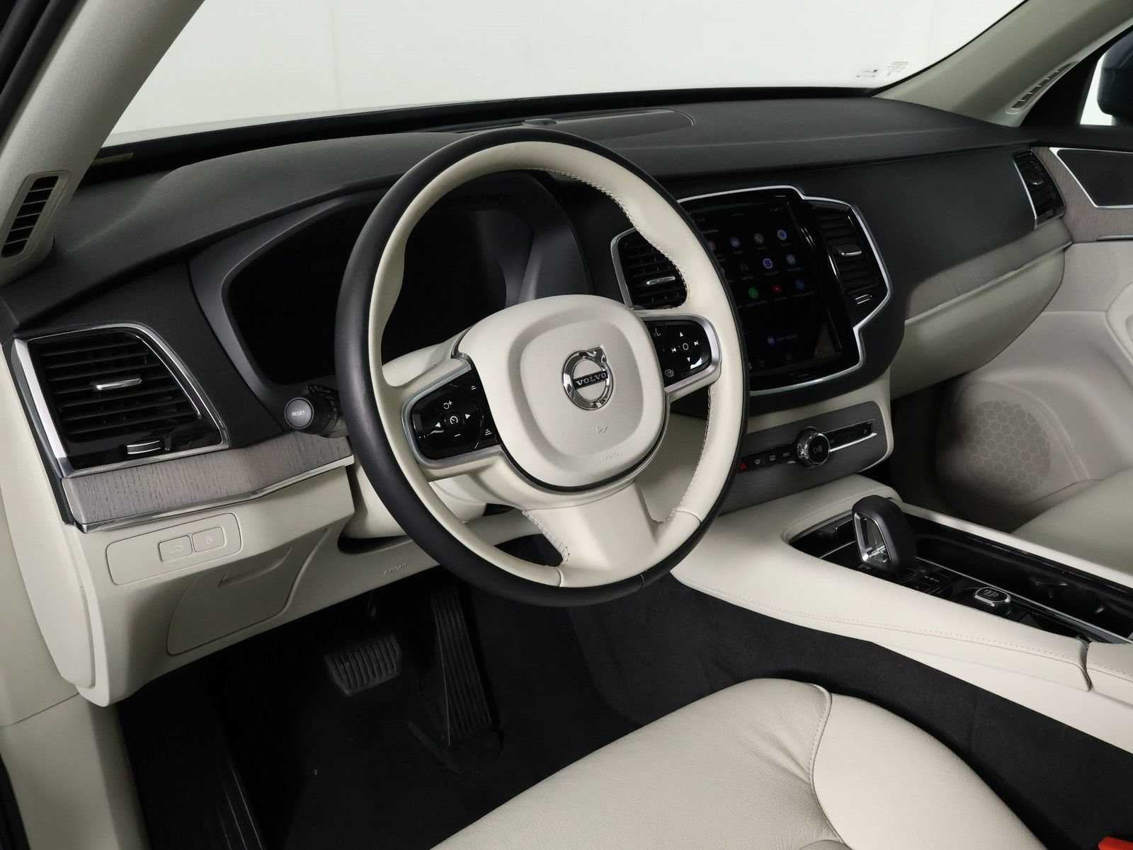 Certified 2025 Volvo XC90 T8 Plus w/ Protection Package Premier AWD/4WD image 14