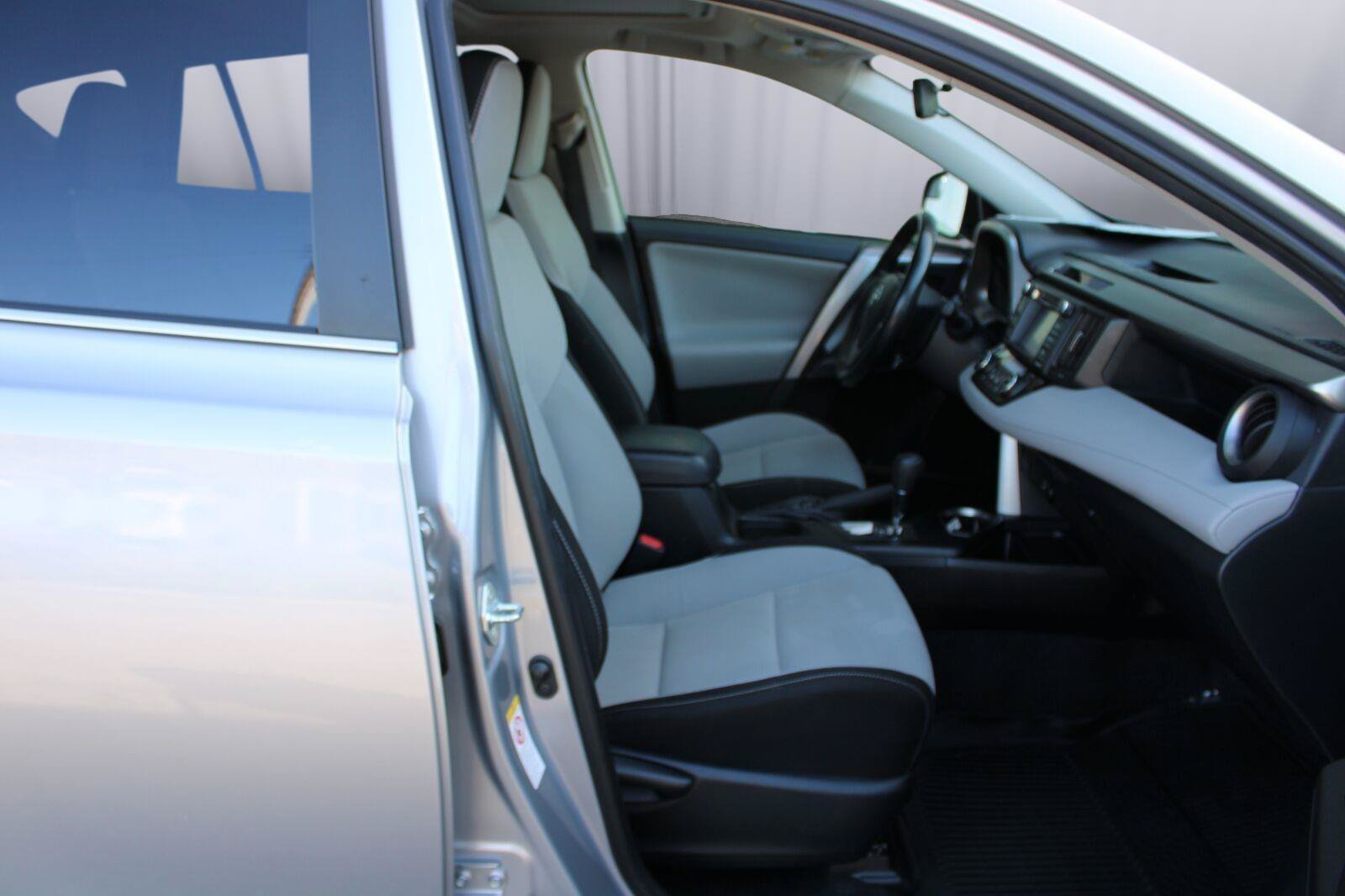 Used 2018 Toyota RAV4 XLE AWD/4WD image 38