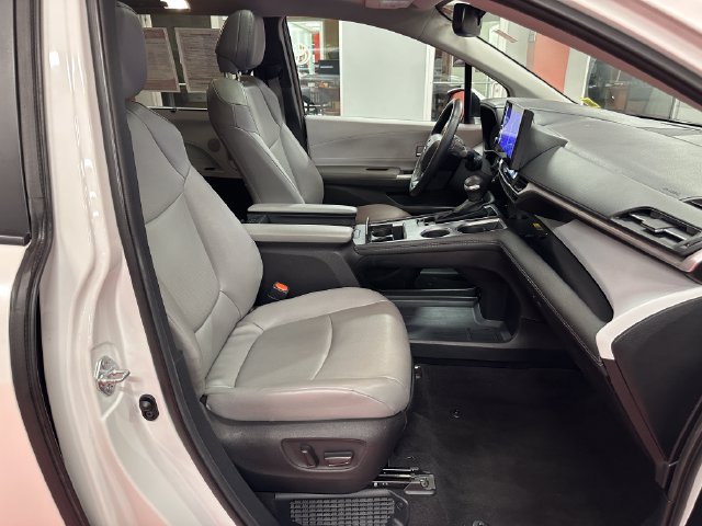 Certified 2025 Toyota Sienna XLE FWD image 15