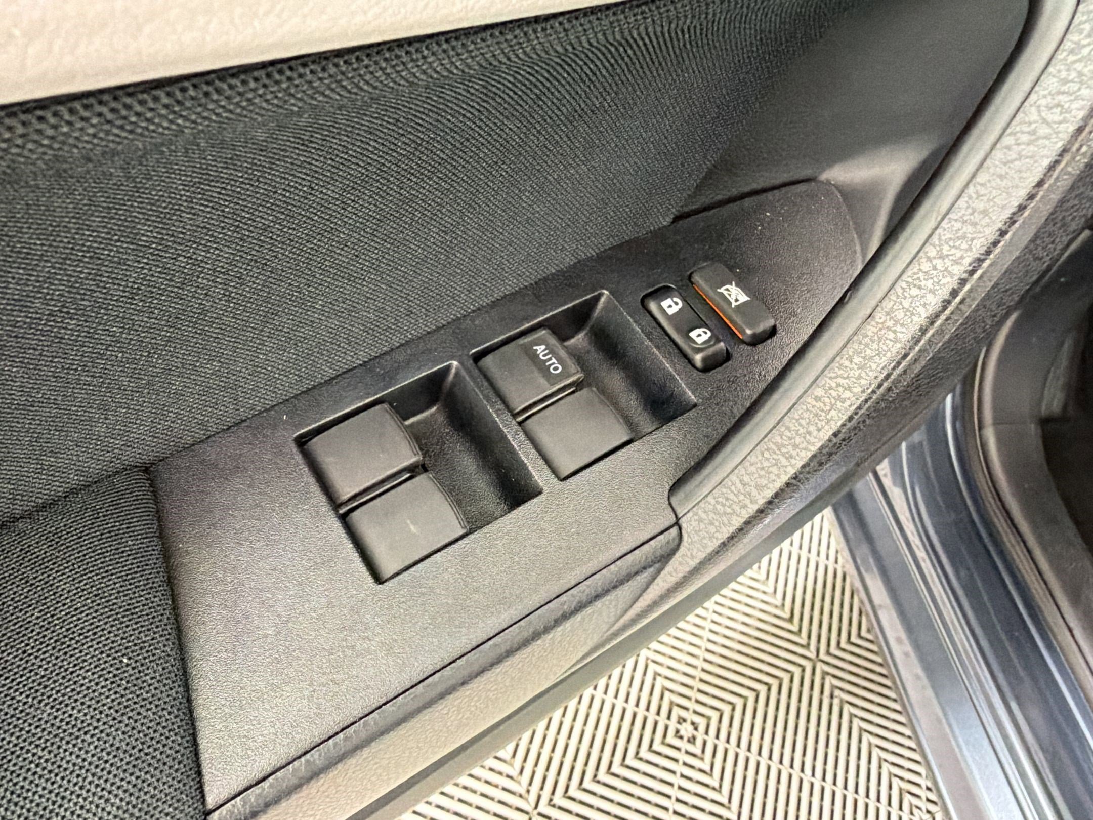 Used 2015 Toyota Corolla LE FWD image 22