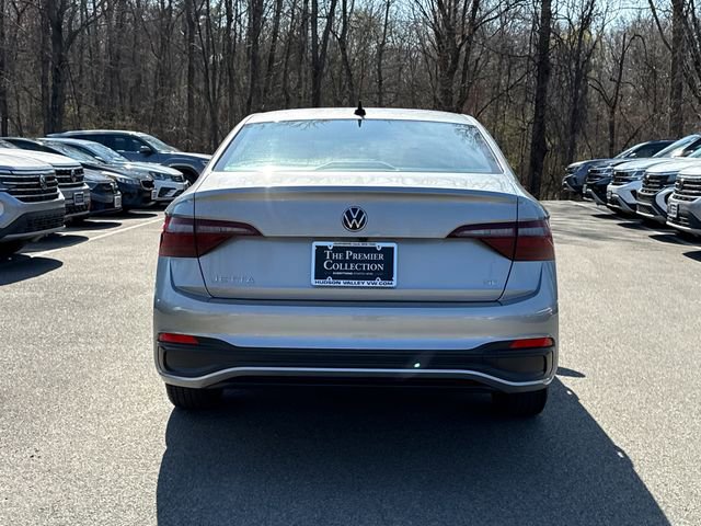 Used 2023 Volkswagen Jetta SE image 5