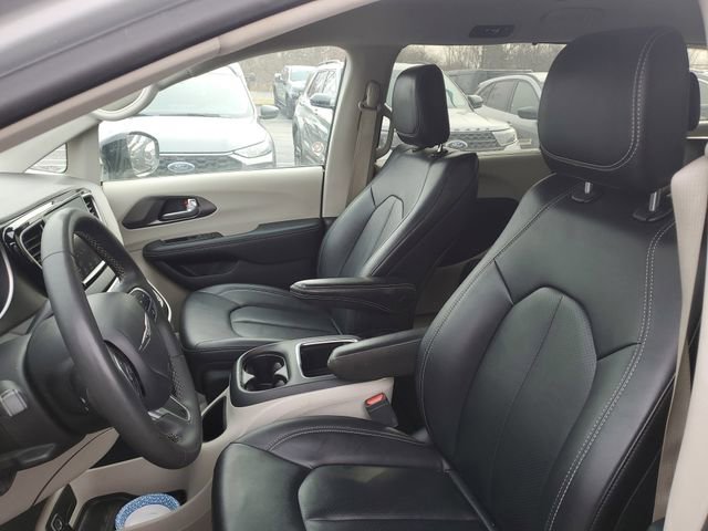 Used 2024 Chrysler Pacifica Touring-L image 5