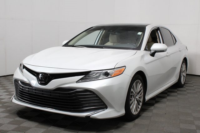 Used 2020 Toyota Camry XLE image 3