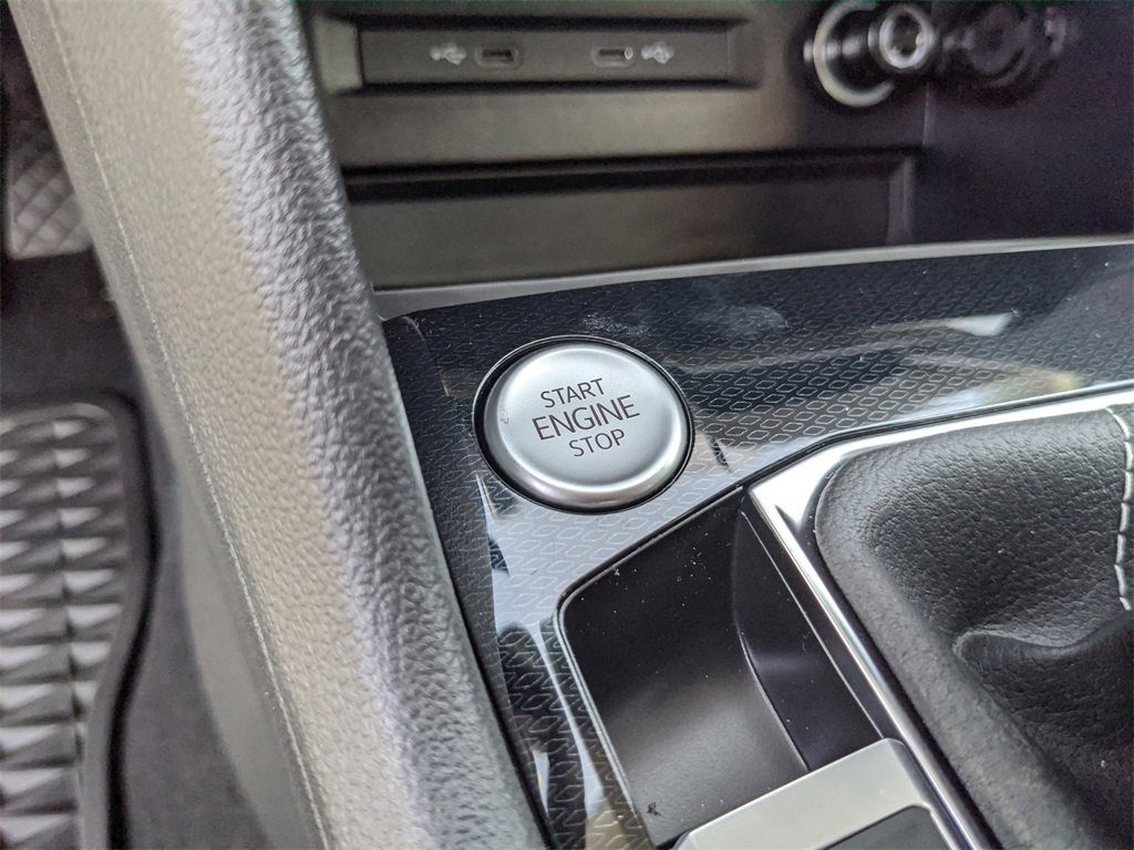 Used 2025 Volkswagen Taos SE image 39