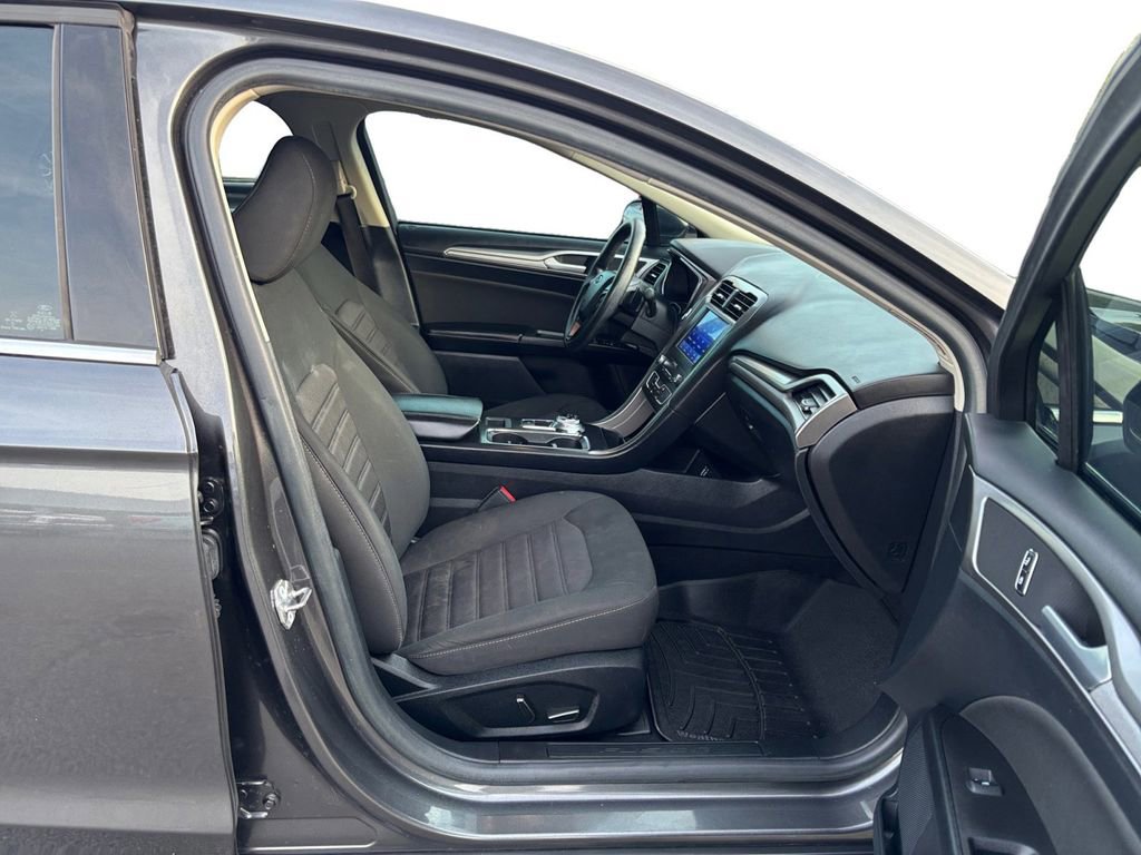 Used 2020 Ford Fusion SE image 22