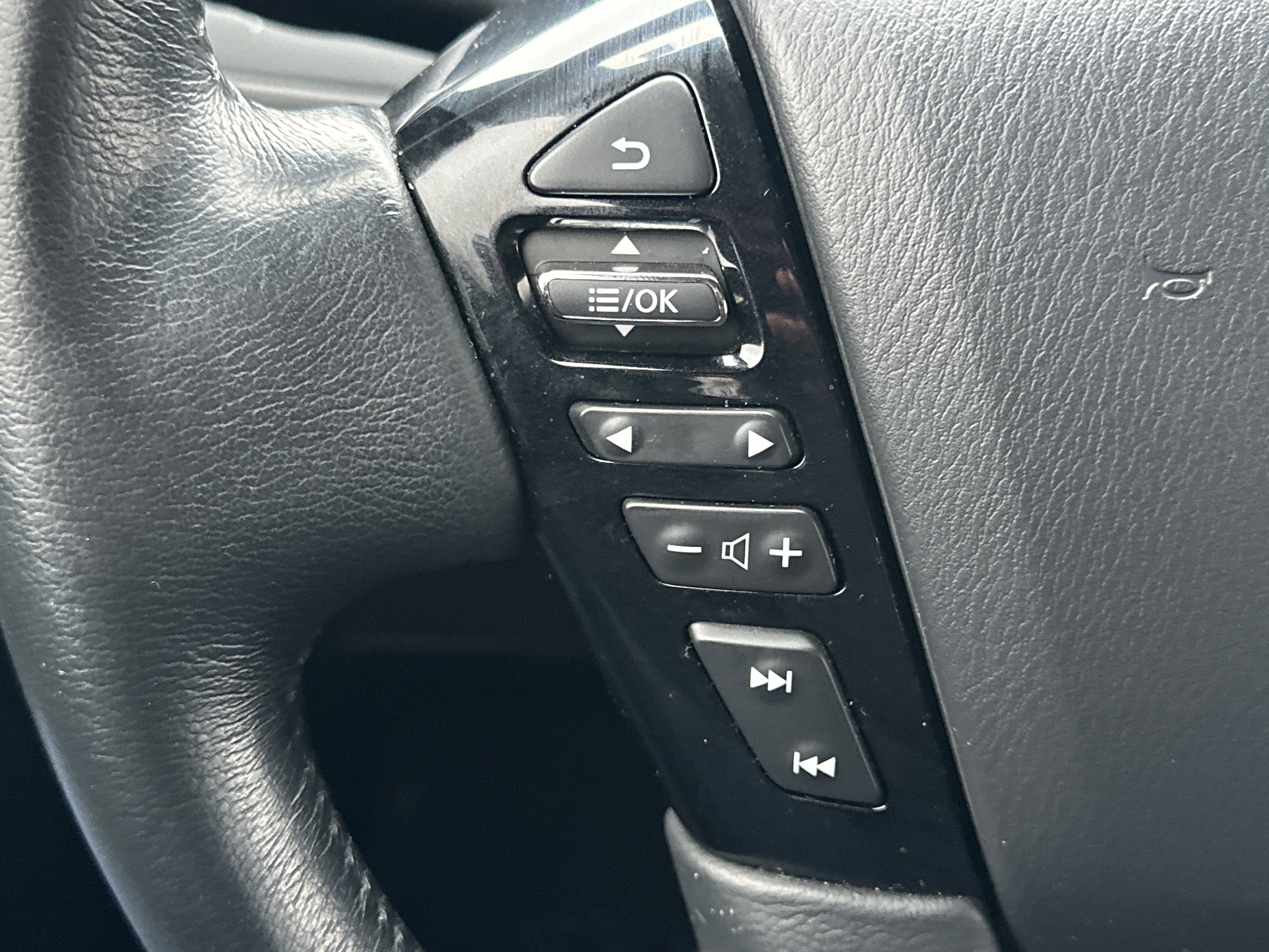 Used 2022 Nissan Armada SL w/ Midnight Edition Package image 26