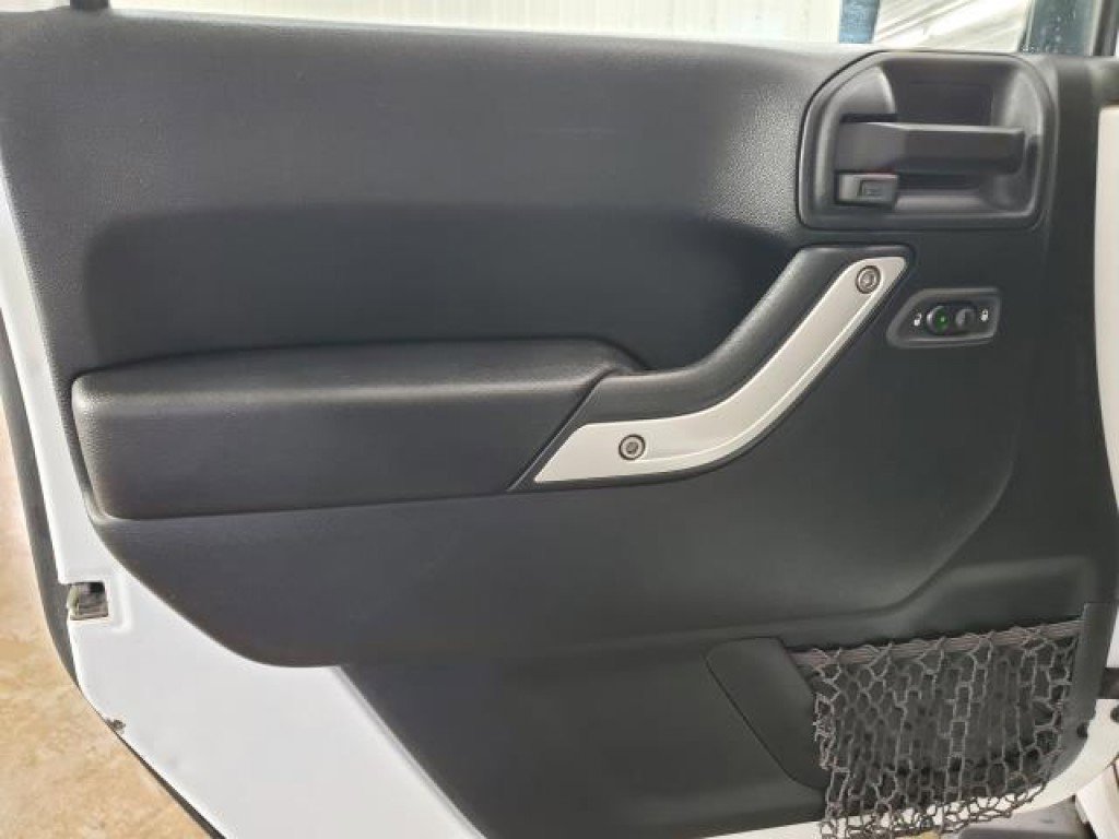 Used 2017 Jeep Wrangler Unlimited Sahara w/ Connectivity Group image 10