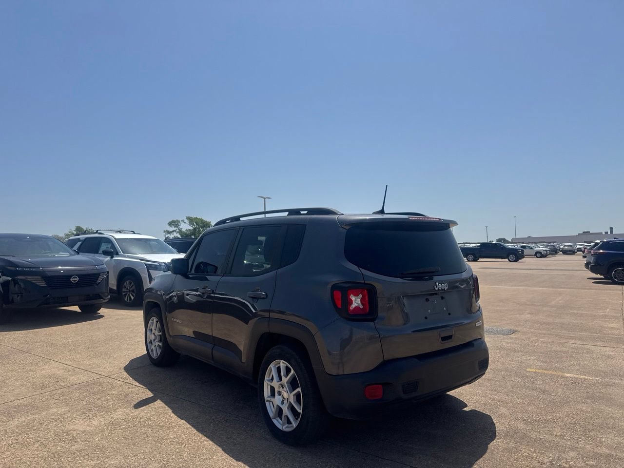 Used 2019 Jeep Renegade Latitude FWD image 13