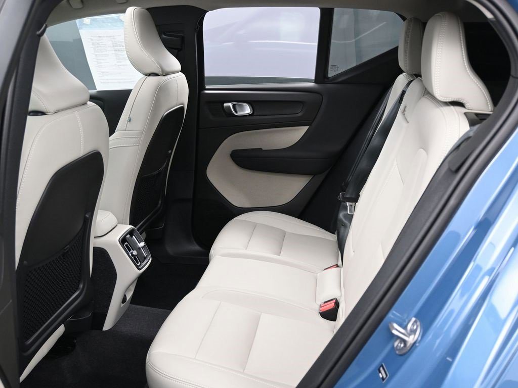 Used 2024 Volvo XC40 B5 Ultimate w/ Protection Package image 32
